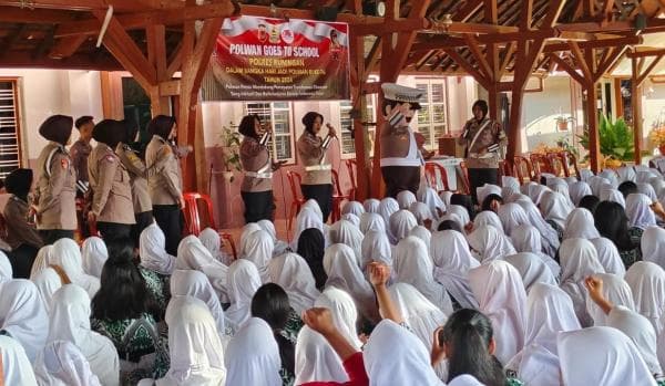 Polres Kuningan Gencar Edukasi Pelajar Lewat Program Polwan Goes to School