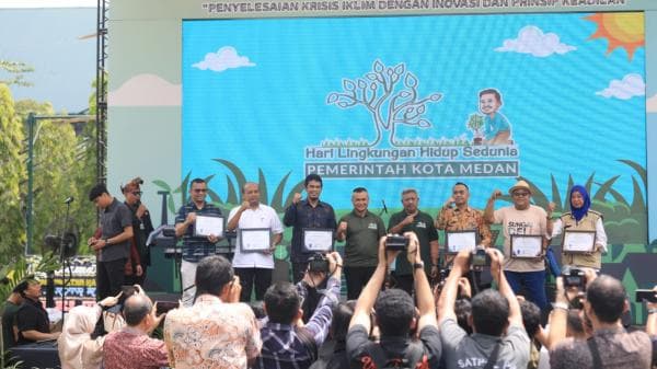 Peringatan Hari Lingkungan Hidup, Pemko Medan Serahkan Bibit Pohon dan Sertifikat Penghargaan