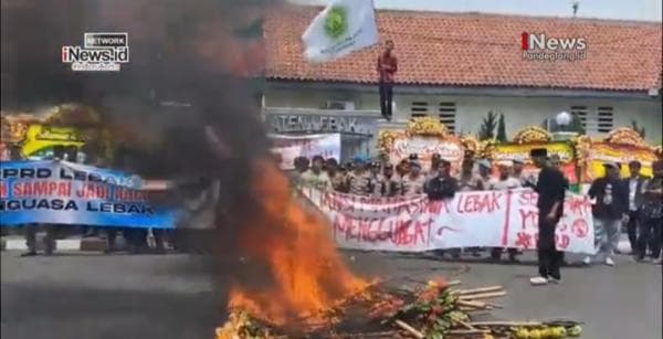 Video: Aksi Mahasiswa Bakar Karangan Bunga Ucapan Pelantikan DPRD saat Unjuk Rasa di Lebak