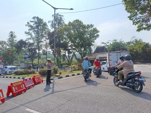 Ribuan Massa Antar Paslon Bupati-Wakil Bupati Tangerang Daftar ke KPU, Arus Lalu Lintas Dialihkan