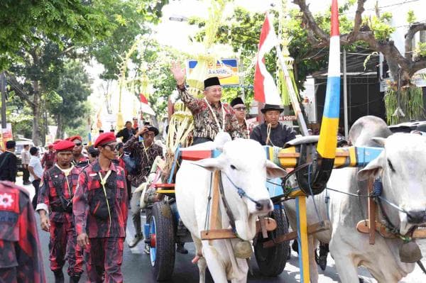 Sebelum Berangkat ke KPU Naik Gerobak Sapi, Paslon Rober Adhe Eliana Sungkem pada Orang Tua