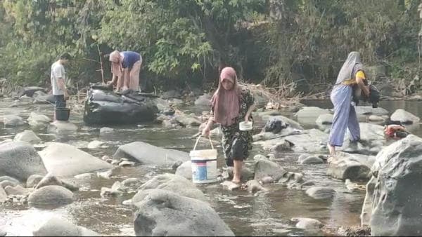 Krisis Air Bersih Tiap Kemarau, Warga Cimanggu Harus Mencuci dan Mandi di Sungai