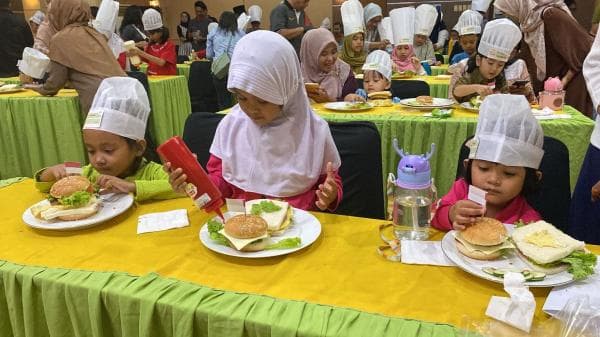 Front One HK Resort Meriahkan HUT Kemerdekaan RI dengan Acara Charity dan Pameran Lukisan Front One HK Resort Meriahkan HUT Kemerdekaan RI dengan Acara Charity dan Pameran Lukisan