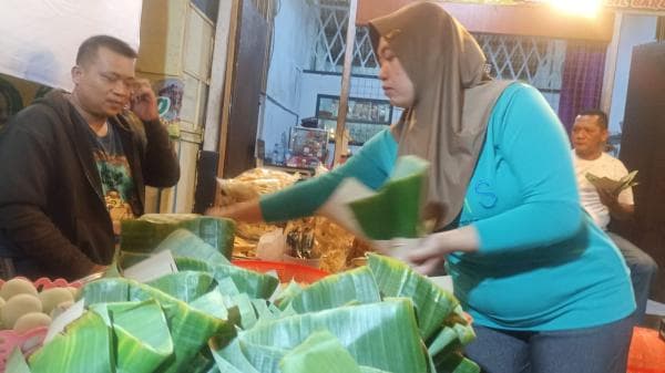 Nasi Pecel Tumpang Pincuk Khas Kediri Aneka Lauk di Jombang Laris Manis