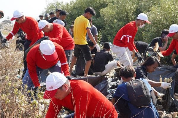 WINGS Peduli Ajak Ratusan Karyawan Bersih-bersih Pantai Hingga Daur Ulang Sampah Plastik