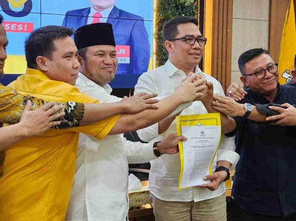 Rudy Mas’ud Berikan Surat Dukungan Partai Golkar ke Andi Harun dan Saefuddin Zuhri