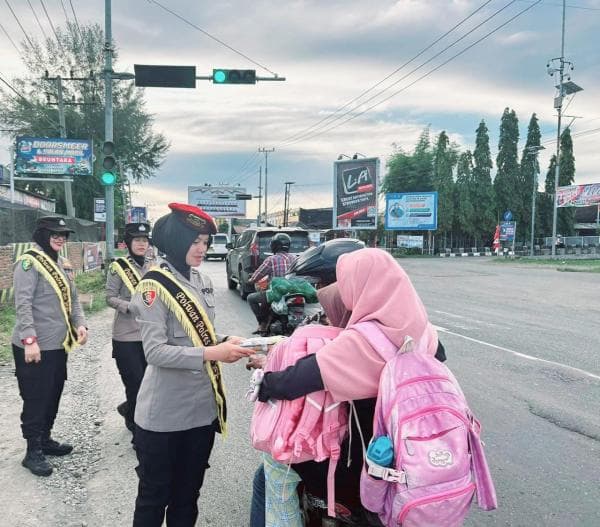 Polwan Polres Pidie Jaya Sambut HUT ke-76 dengan Aksi Gatur Lalin dan Souvenir