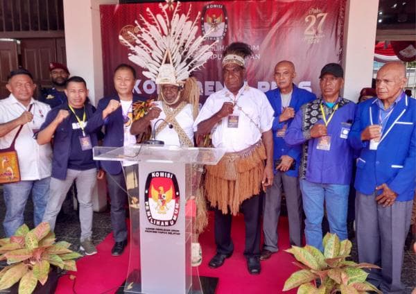 Paslon Romanus Mbaraka - Albert Muyak resmi mendaftar di KPU Papua Selatan