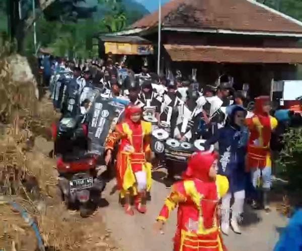 Drumband dan Tari Glipang Turut Mengiringi Kegiatan Jalan Sehat Desa Gunggungan Kidul