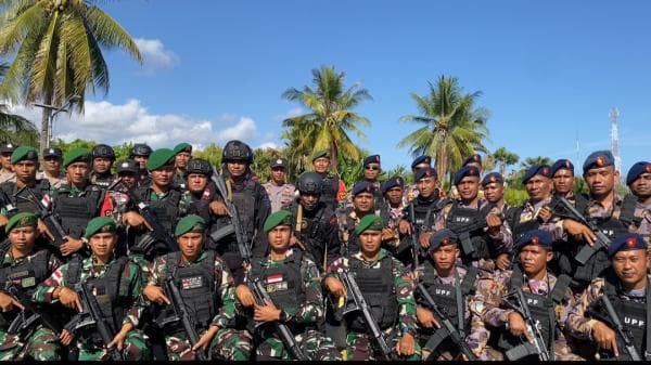 Siaga Jelang Kunjungan Paus  di Dili  TNI - Polri Bersama UPF Gelar Upacara Bersama di PLBN Motaain