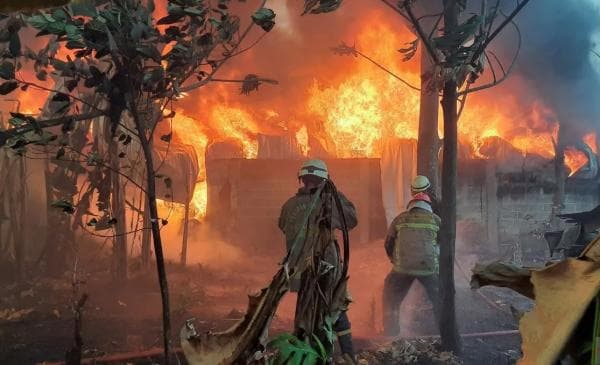 Api Melalap Lapak Barang Bekas di Kota Tangerang, Warga Panik Selamatkan Harta