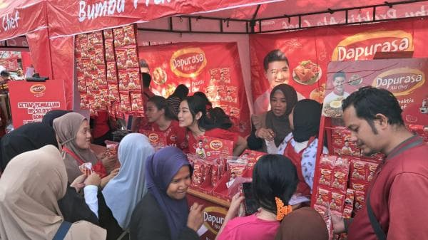 Chef Arnold Guncang Pasar Paing Rungkut, Kenalkan Bumbu dan Bagikan Ribuan Porsi Nasi Goreng Gratis Chef Arnold Guncang Pasar Paing Rungkut, Kenalkan Bumbu dan Bagikan Ribuan Porsi Nasi Goreng Gratis