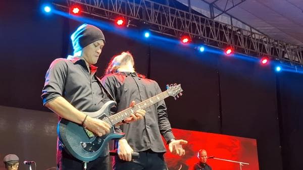 Konser Spektakuler Guncang Unesa, Dewa 19 Jadi Magnet Utama