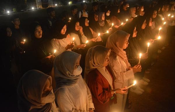 Duka untuk Dokter Aulia Risma, Puluhan Mahasiswa Undip Gelar Aksi Lilin di Depan Rektorat