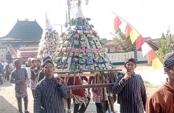 Kirab Budaya Abhipraya Saujana Warnai Peringatan HUT SMA N 1 Sentolo ke-45