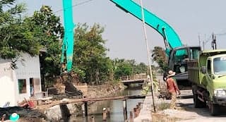 Terjunkan Alat Excavator Milik Pribadi, Bupati Aep Berhasil Memecah Kebuntuan Warga Pakisjaya