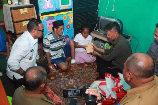 Pj Bupati Lebak Bersama Tim Staf Presiden RI Salurkan Bantuan  Pada Nabila, Siswi SDN 3 Cibuah