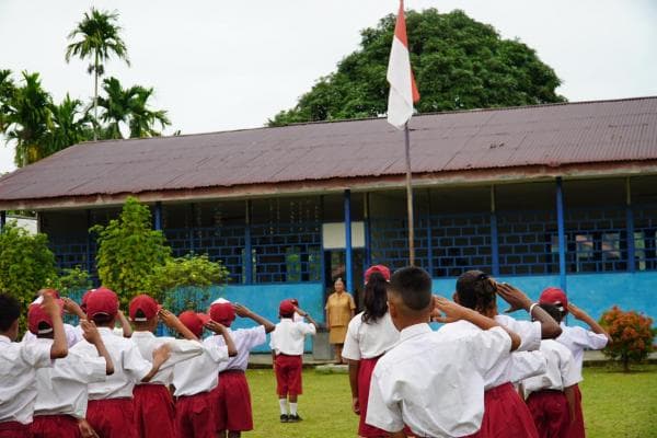 Sebarkan Energi Kebaikan, Kilang Kasim Kunjungi SD Tertua di Sorong