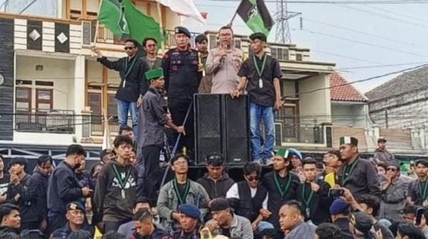 Aksi Unjuk Rasa Mahasiswa di Depan Mapolres Tasikmalaya Kota Memanas