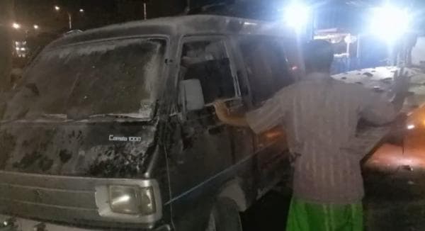 Minibus Hangus Terbakar di SPBU Miagan Jombang, Sopir Alami Luka Bakar Serius