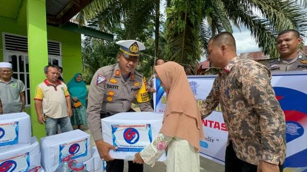 Hari Lalu Lintas, Polres Rohul Bagikan Bansos dan Caoling Sistem ke Warga