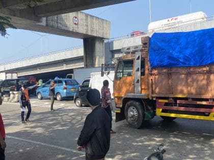 Imbas Kecelakaan Truk Tangki Yang Tewaskan 5 Orang di Plumpang, Warga Cegat Truk Yang Melintas Imbas Kecelakaan Truk Tangki Yang Tewaskan 5 Orang di Plumpang, Warga Cegat Truk Yang Melintas