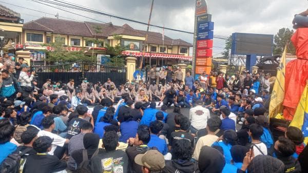 Ratusan Massa PMII Priangan Timur Gelar Unjuk Rasa di Mapolres Tasikmalaya Kota