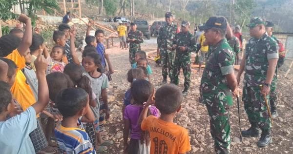 Peduli Pendidikan di Batas Negri, Danrem Wira Sakti Kunjungi SDN Kecil Banu di Perbatasan TTU