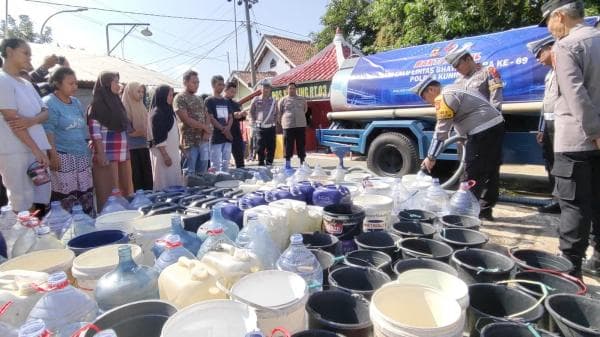 Warga di Kuningan Terdampak Kekeringan, Polantas Kirim Bantuan Air Bersih