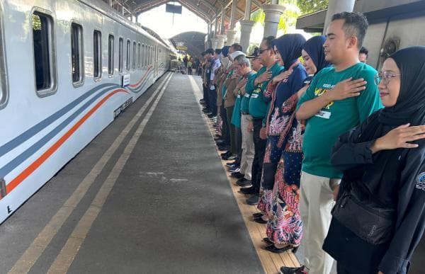 Peringati Hari Pelanggan Nasional, Daop 8 Sapa Pelanggan KA Mutiara timur