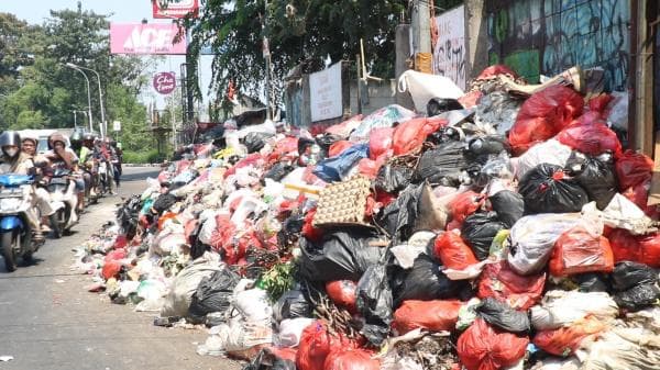 Tumpukan Sampah Dibiarkan Berserakan Menutupi Jalan Dikeluhkan Warga Kota Depok