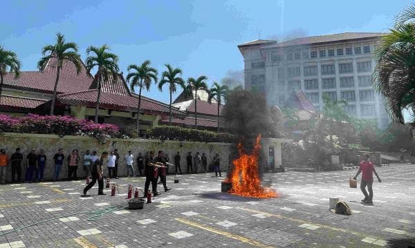 Tingkatkan Kenyamanan, The Sunan Hotel Solo Adakan Training Pemadam Kebakaran