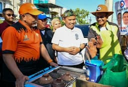 Ahmad Syaikhu dan Didik Sapa Warga di Pasar Sabtu Pagi, Apresiasi Pengurus RW