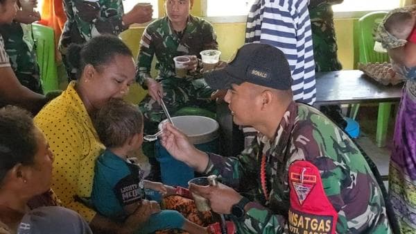 Peduli Stunting, Satgas Yonkav 6 Naga Karimata Bagikan Paket Gizi Tambahan di Perbatasan RI-RDTL