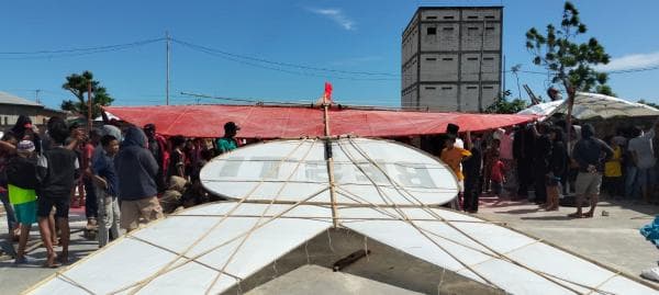 Ribuan Warga Saksikan Layang Lake Berukuran Raksasa Bertuliskan BESTI di Terbangkan