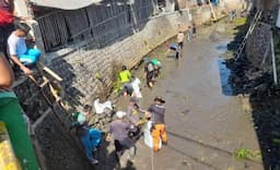 Ratusan Warga Kuningan Kompak Aksi Bersih-bersih Sungai Citamba Demi Cegah Banjir