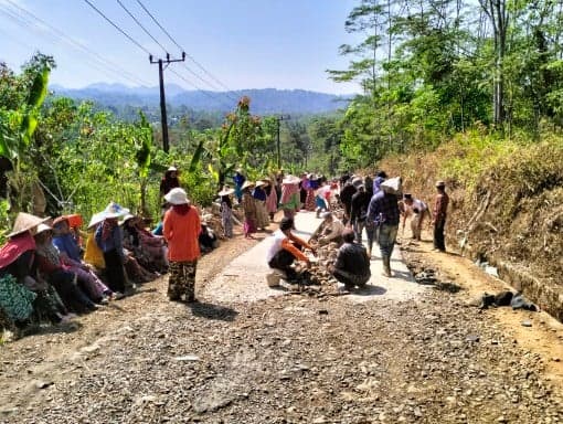 Ratusan Warga Kampung Cimanyangray Swadaya Lanjutkan Bangun Jalan Poros Desa