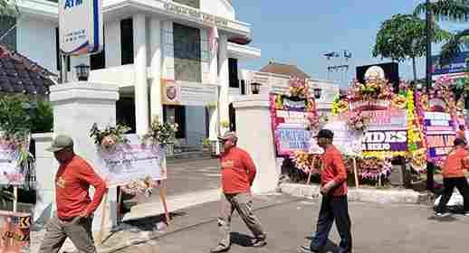 Warga Berjo Kirim Karangan Bunga Hingga Cukur Gundul Usai Kejari Tangkap Mantan Dewas Bumdes