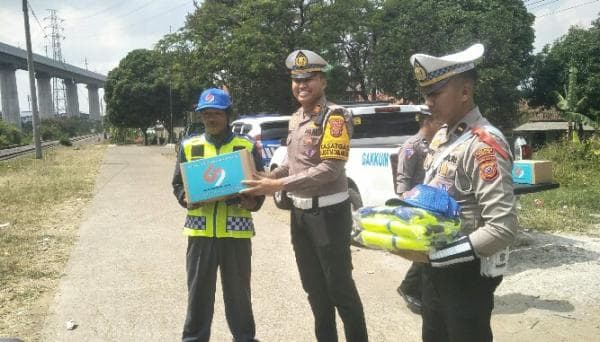 Jaga Keselamatan Pengguna Jalan, Polres Cimahi Apresiasi Penjaga Pintu Perlintasan Kereta