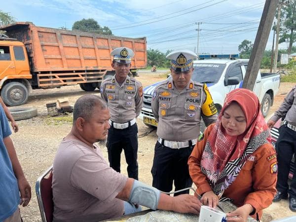 Satlantas Polres Rohul, Cek Kesehatan Sopir Truk dan Sampaikan Pesan Pilkada Damai