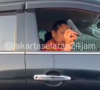 Pamerkan Senjata Api di Jalan, Aksi Viral Koboi Pengemudi Mobil Pajero Jadi Sorotan