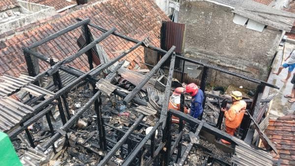 Rumah 2 Lantai di Pemukiman Padat Penduduk di Tasikmalaya Hangus Terbakar