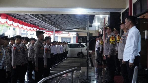 Hujan Tak Surutkan Semangat, Waka Polres Tasikmalaya Pimpin Apel Pagi di Lobi Mapolres