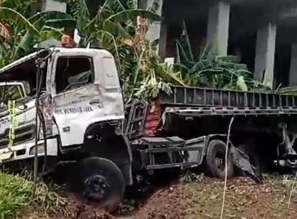 Truk Kontainer Terjun Bebas dari Ketinggian 20 Meter di Tol Cibitung-Cilincing, Sopir Terluka