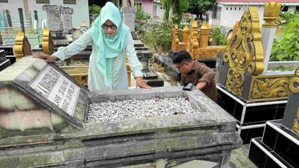 Berangkat Umrah, Bebas dan Istri Ziarah ke Makam Kedua Orang Tua di Campalagian