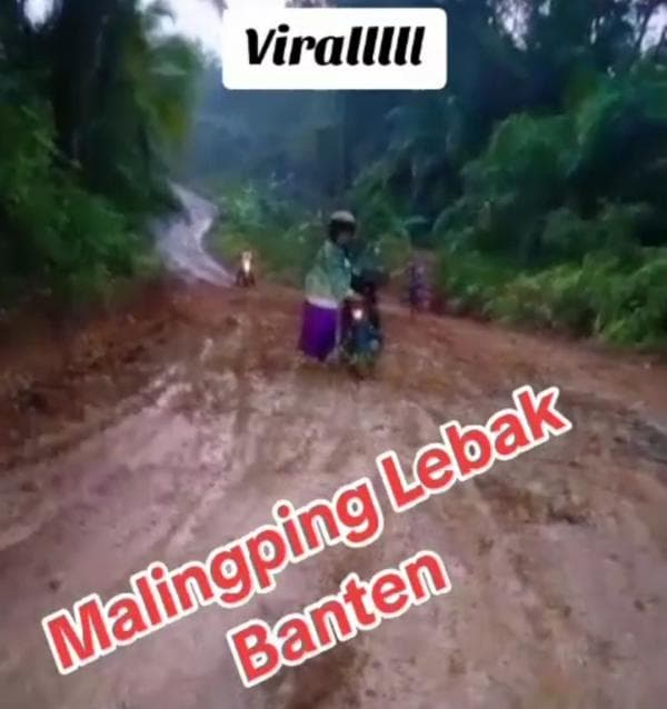 Viral di Medsos Vidio Amatir Warga Menunjukan Jalan Licin Akibat Lumpur Tanah di Malingping