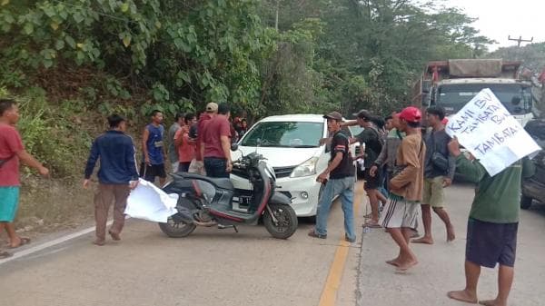 10 Tahun Cuma Diberi Janji, Nelayan Bayah Mengamuk Cegat Mobil Milik Manajemen PT Cemindo Gemilang