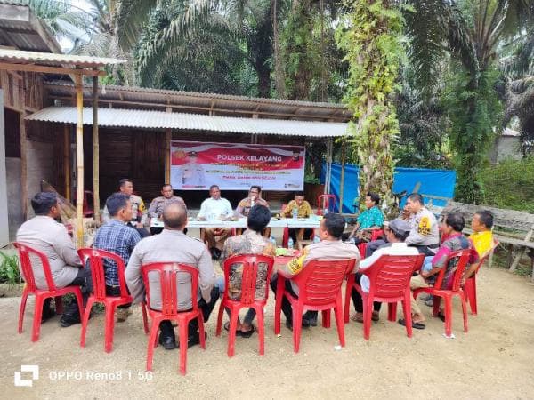 Cara Polsek Kelayang  Sosialiasi Pemilu Damai di Suku Asli Riau Talang Mamak