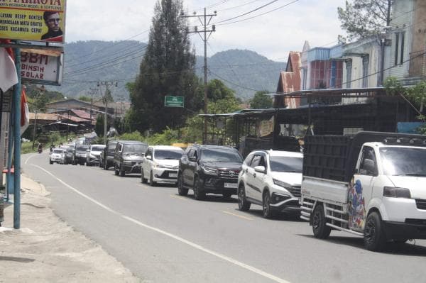 Antusias Warga Menyaksikan Pacuan Kuda PON XXI Menyebabkan Antrian Panjang Sejauh 4 KM