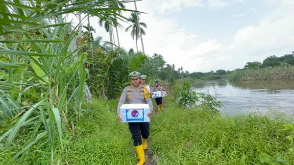 Satlantas Berikan Bantuan Korban Banjir ke Warga dan Cooling System